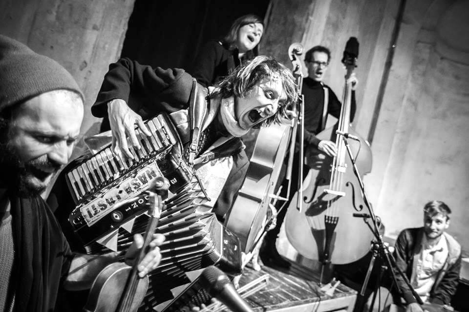 VILA LIVE: Fekete Seretlek + Bizarre Band